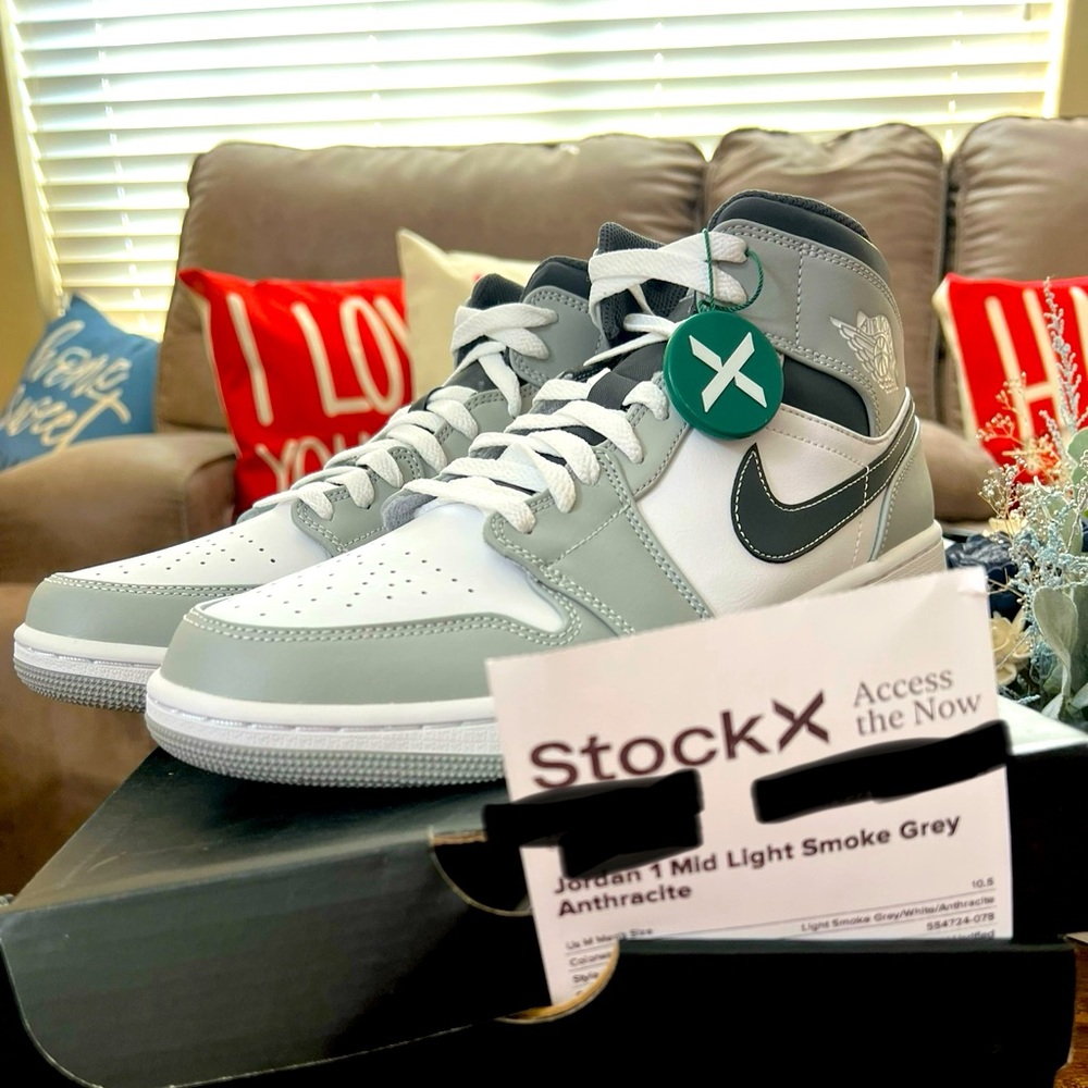 Jordan 1 Mid Light Smoke Grey Anthracite Brand New, Never Worn size 10.5